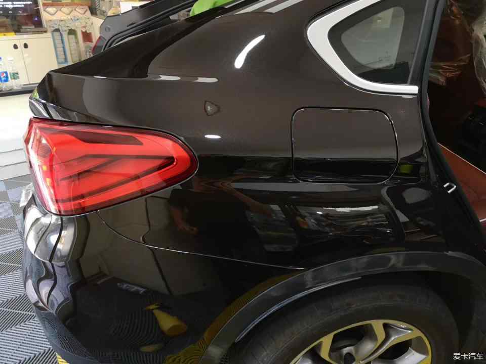 實拍寶馬X4裝貼隱形車衣后發(fā)生擦掛事故效果!